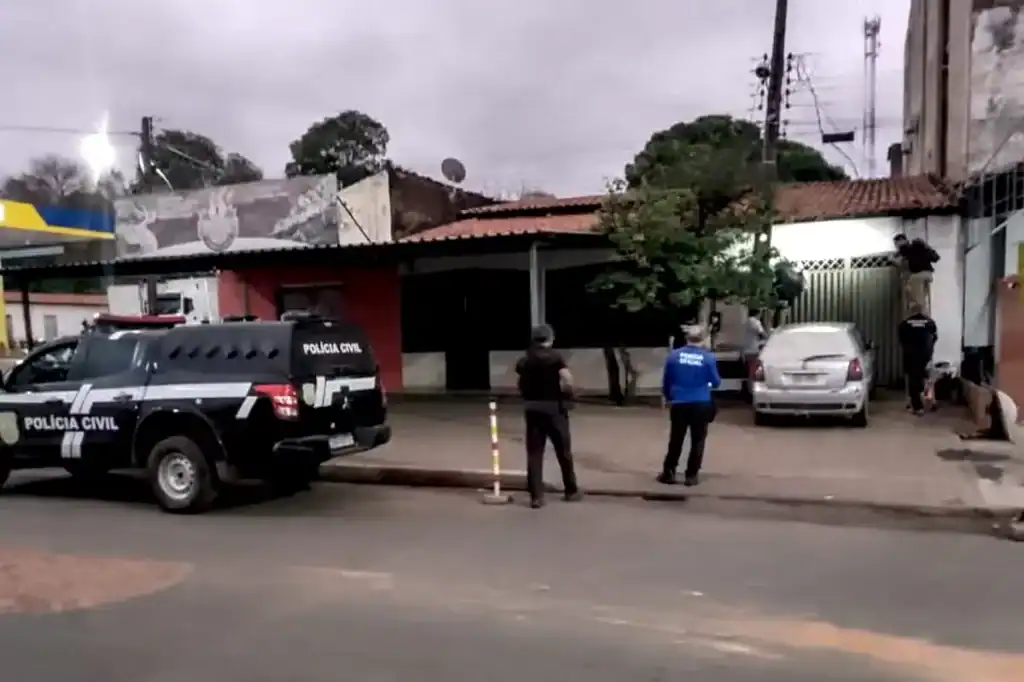 Viatura da Polícia Civil no local de prisão por fraude de energia