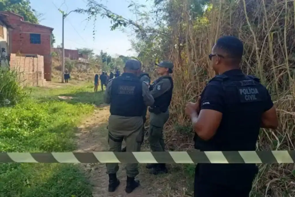 Policiais militares isolam área onde pedreiro foi encontrado morto