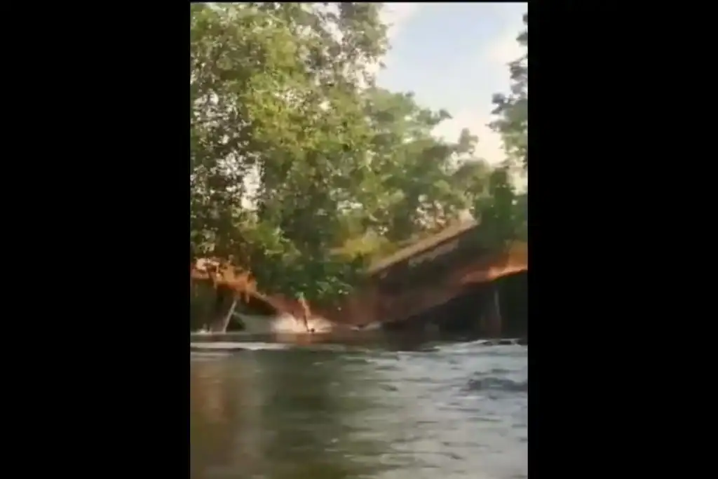 Estrutura da ponte de madeira desabada sobre o Rio Mearim