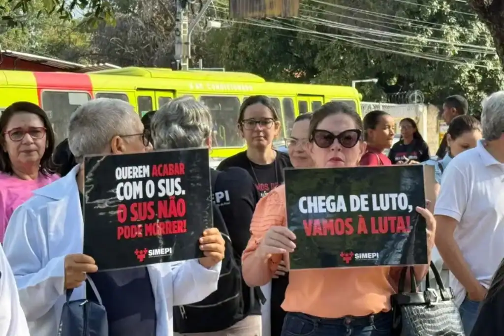 Médicos e profissionais da saúde protestam em frente a hospital em Teresina