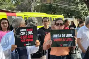Médicos e profissionais da saúde protestam em frente a hospital em Teresina
