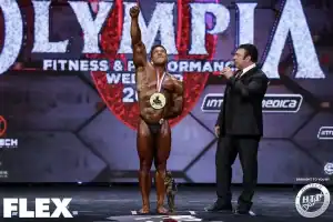 Fisiculturista Ramon Dino no palco da vitória do Mr. Olympia Classic Physique
