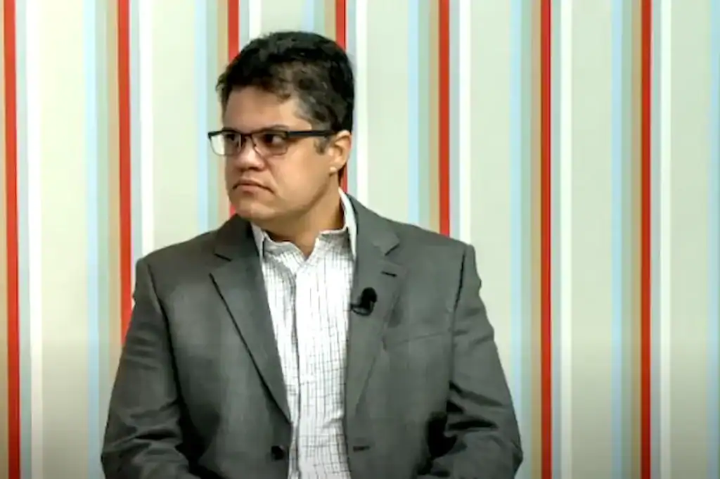 Urologista Rodrigo Bezerra, do Hospital Universitário, em frente a um equipamento médico.