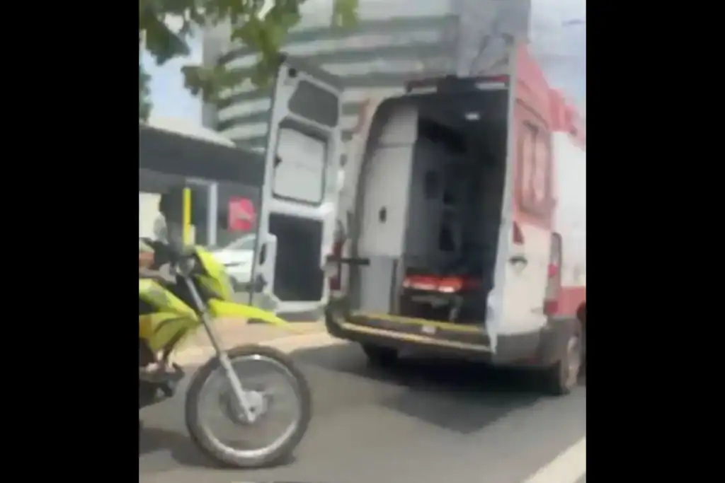 Profissionais do SAMU prestando socorro a uma das vítimas feridas na avenida