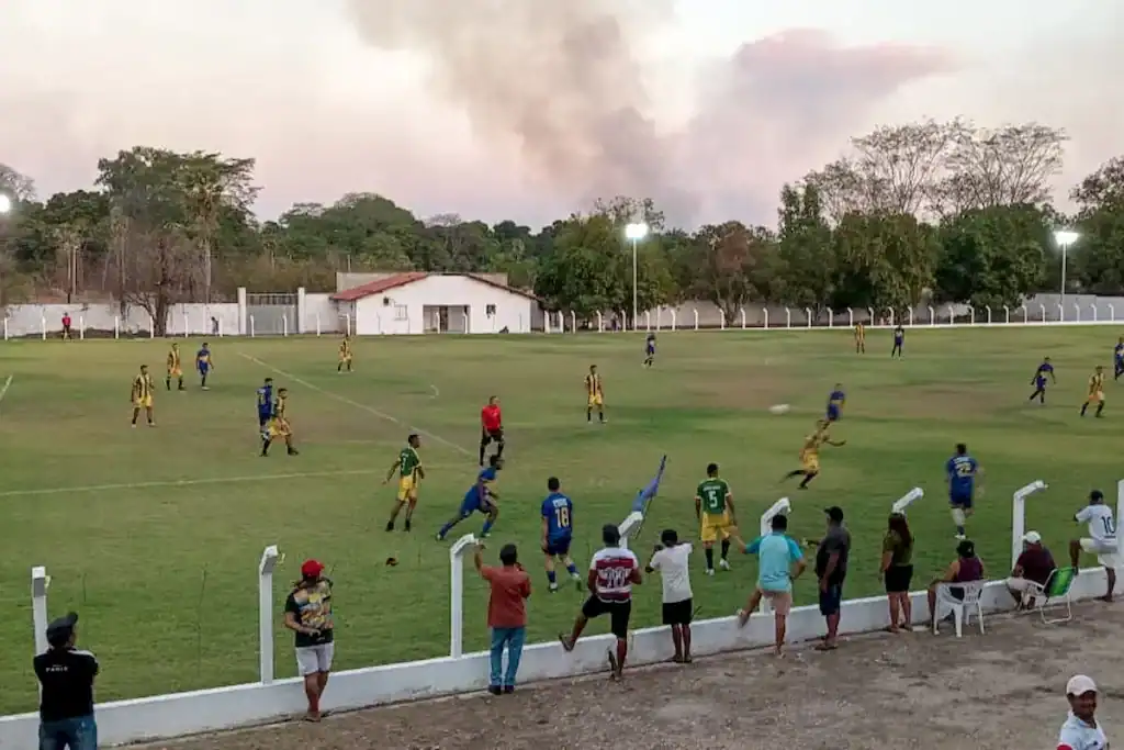 Jogadores de São Francisco do Maranhão comemoram gol contra Parnarama em partida da Copa União Intermunicipal.