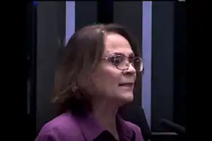 Senadora Damares Alves falando ao público em evento.