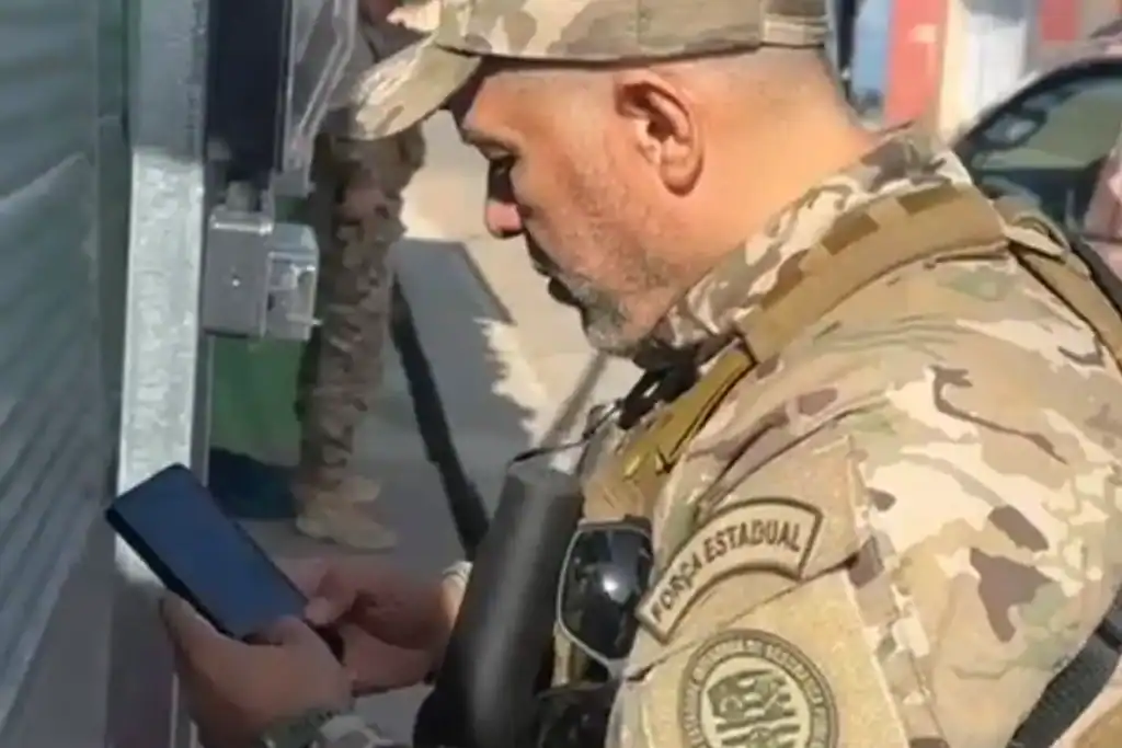 Policiais civis em frente à viatura durante operação contra o crime organizado no Piauí