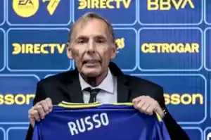 Técnico Miguel Ángel Russo em campo comandando o Boca Juniors.