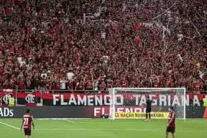 Torcedores com uniformes do Bahia e Flamengo na Arena Fonte Nova, em Salvador.