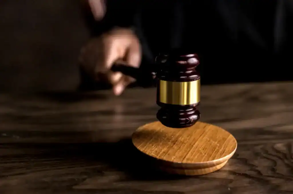 Martelo judicial sobre uma mesa representando as novas leis de apostas no Brasil