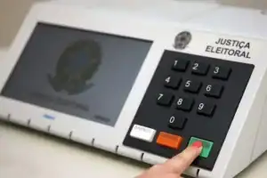 Urna eletrônica em seção de votação