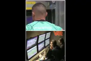 Árbitro chileno faz sinal de checagem do VAR na cabine de monitoramento