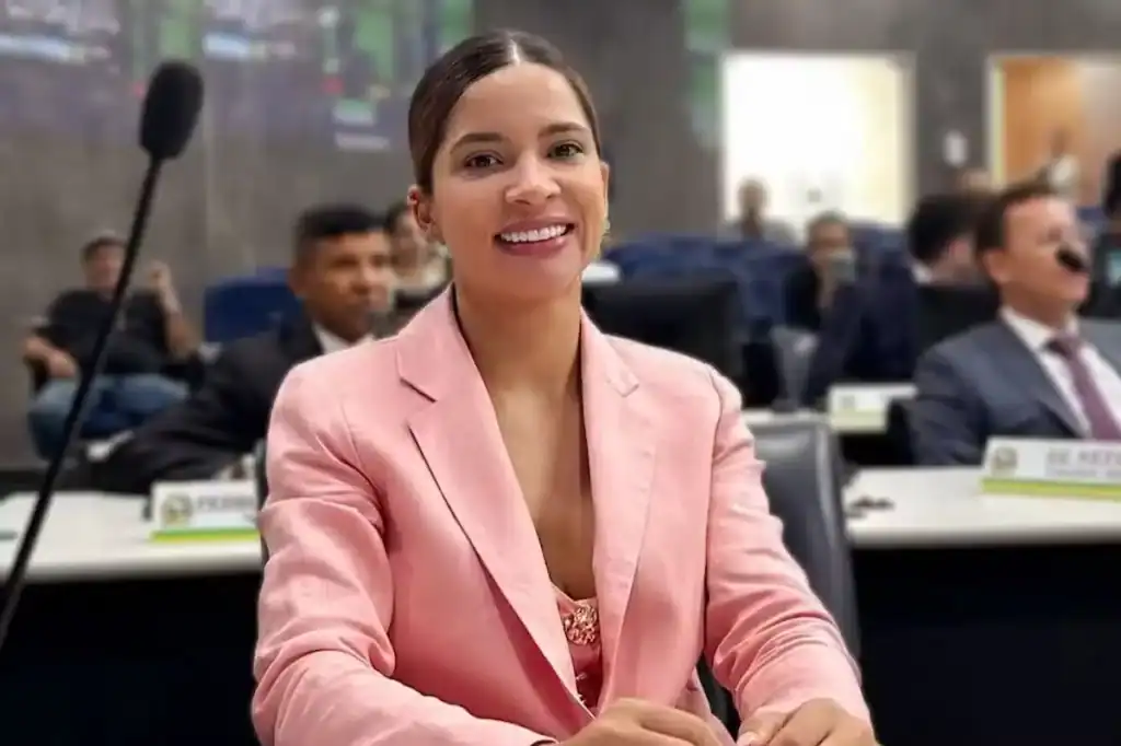 Vereadora sentada durante uma sessão ordinária, antes do processo que lhe levou à prisão