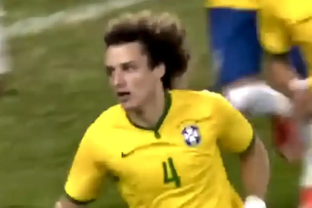 Foto do zagueiro David Luiz durante partida de futebol