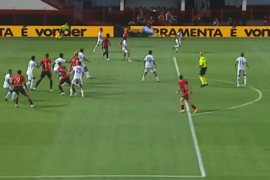 Robert Santos, do Atlético-GO, comemora o gol da virada sobre o Paysandu.