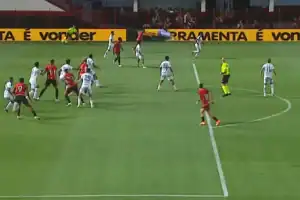 Robert Santos, do Atlético-GO, comemora o gol da virada sobre o Paysandu.