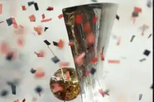 Troféu do Campeonato Brasileiro, dourado e com base preta, símbolo da disputa entre Flamengo e Palmeiras.