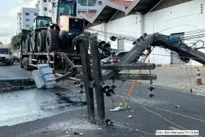 Postes de luz e fios caídos na rua após colisão de veículo