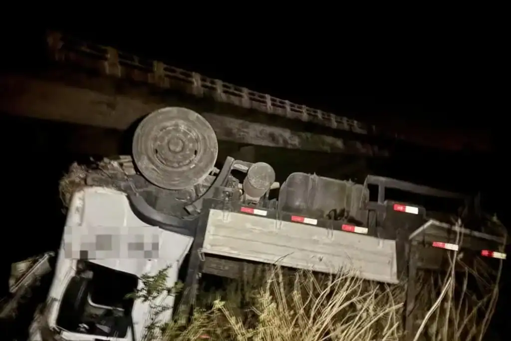 Caminhão acidentado na cabeceira da ponte, na localidade rural Maria Preta, na BR-407, no Piauí.
