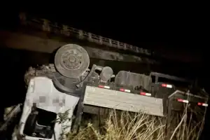 Caminhão acidentado na cabeceira da ponte, na localidade rural Maria Preta, na BR-407, no Piauí.