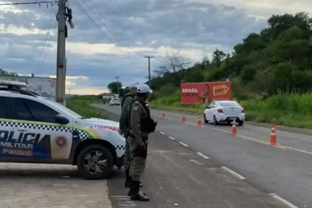 Imagem da cena do acidente fatal entre motocicleta e caminhão na PI-375, em Picos, Piauí