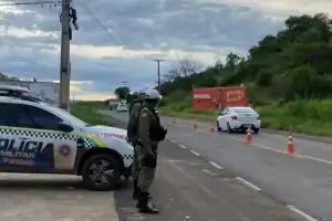 Imagem da cena do acidente fatal entre motocicleta e caminhão na PI-375, em Picos, Piauí