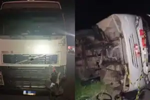 Carreta com a frente danificada e ônibus tombado no acostamento da BR-232, em Moreno, Pernambuco