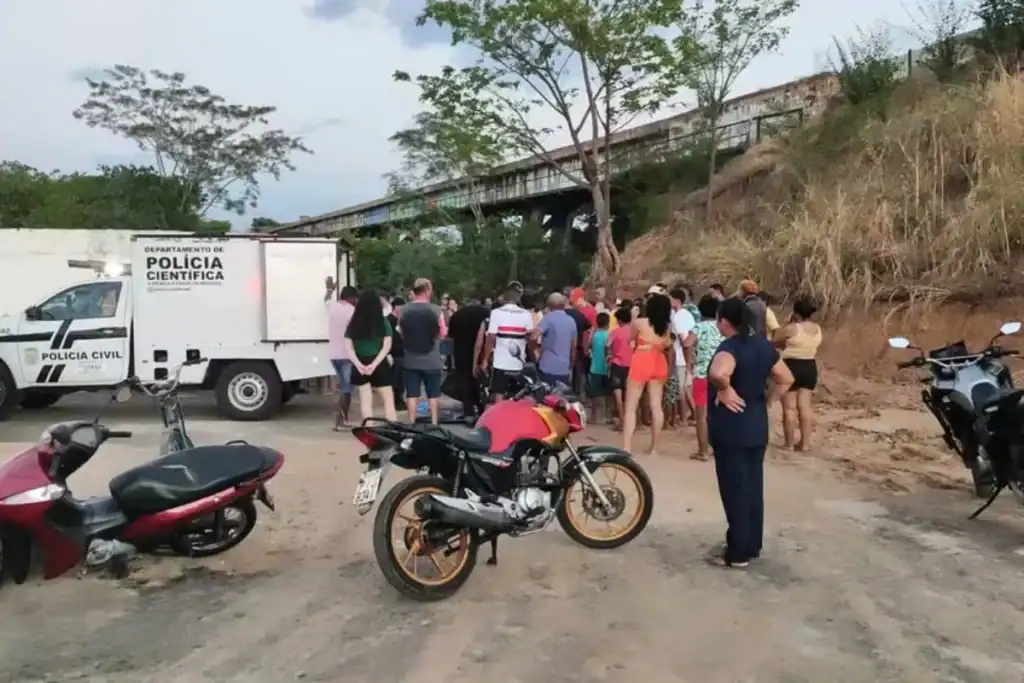 Moradores e equipes de resgate na beira do Rio Poti após a descoberta do corpo.