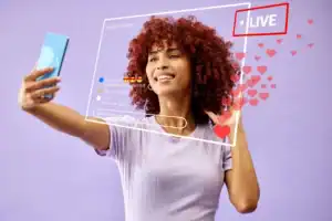 Mulher usando o tiktok no celular