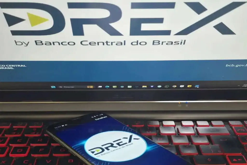 O logo do Drex exibido em uma tela de computador e um smartphone.