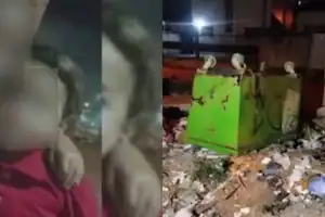 Caçamba de lixo tombada e danificada em rua de João Pessoa após o acidente.
