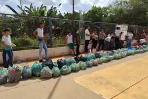Alimentos e cestas básicas empilhadas no local das doações