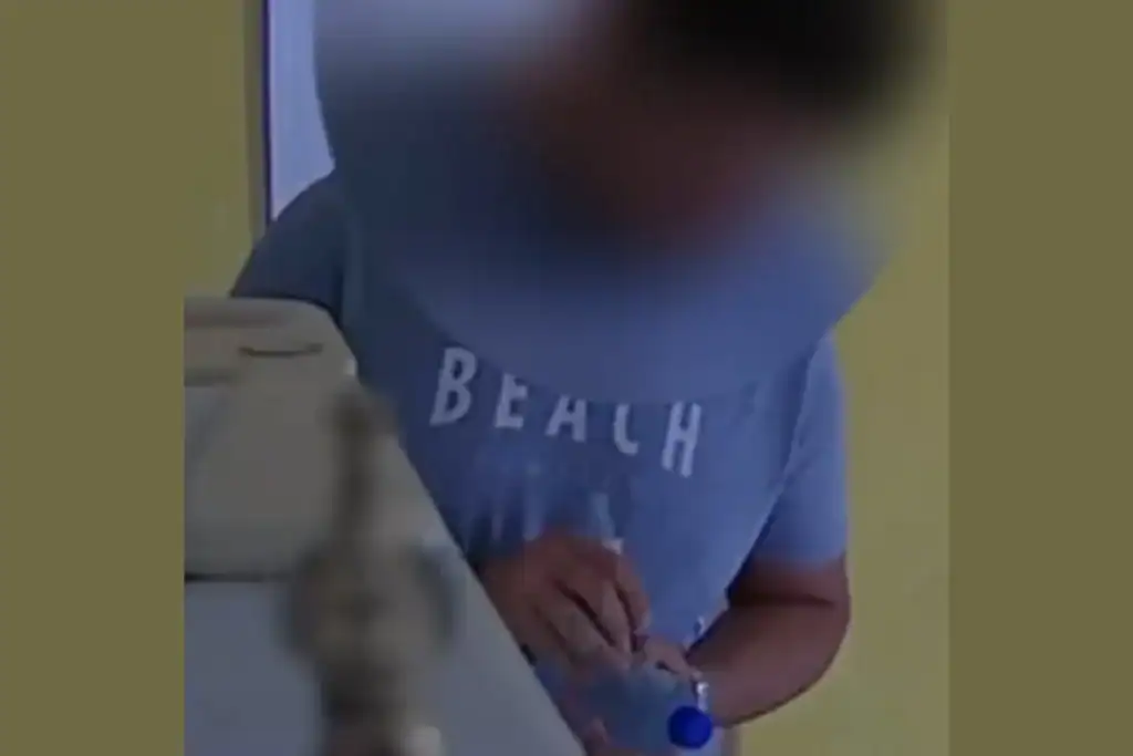 Cantor injetando veneno em garrafa de água, segurando a seringa dentro da casa da ex-esposa em Ipioca, Maceió.