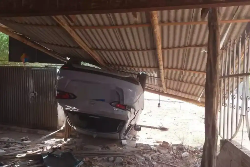 Veículo de cor clara capotado e parcialmente dentro da residência no Povoado Santa Teresa, Teresina