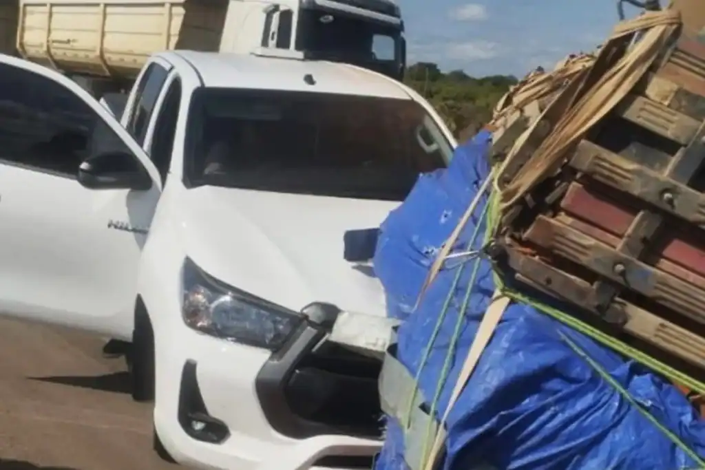 Caminhão tombado com tijolos na pista após colisão na BR-343