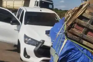 Caminhão tombado com tijolos na pista após colisão na BR-343