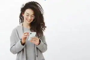 Mulher acessando o Meu INSS pelo aplicativo no celular