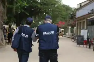 Dois servidores do IBGE em campo realizando coleta de dados estatísticos.