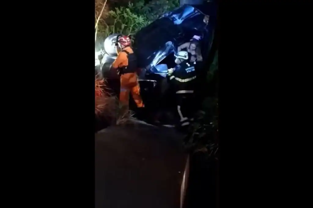 Bombeiros resgatando mulher presa em carro após acidente na ponte