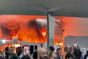 Imagem do incêndio em um dos estandes da Blue Zone, em Belém, causando evacuação