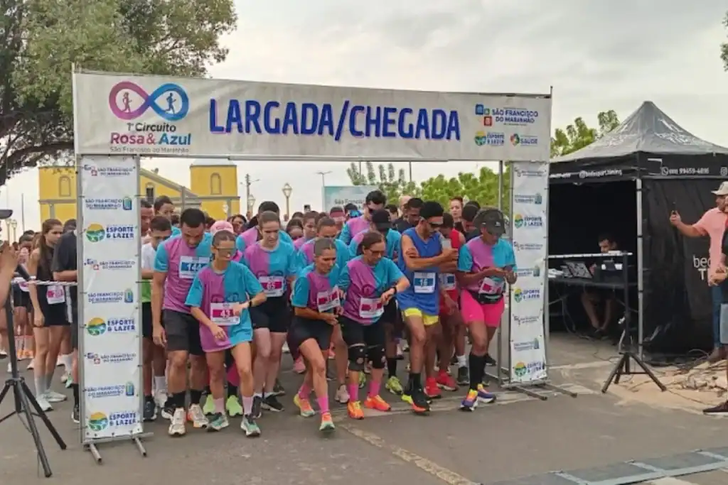 Atletas reunidos na linha de largada da corrida Circuito Rosa e Azul.