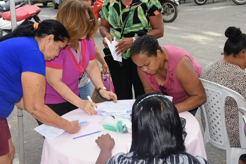 Moradoras de Amarante realizando cadastro para o exame de mamografia na Vice-Prefeitura.