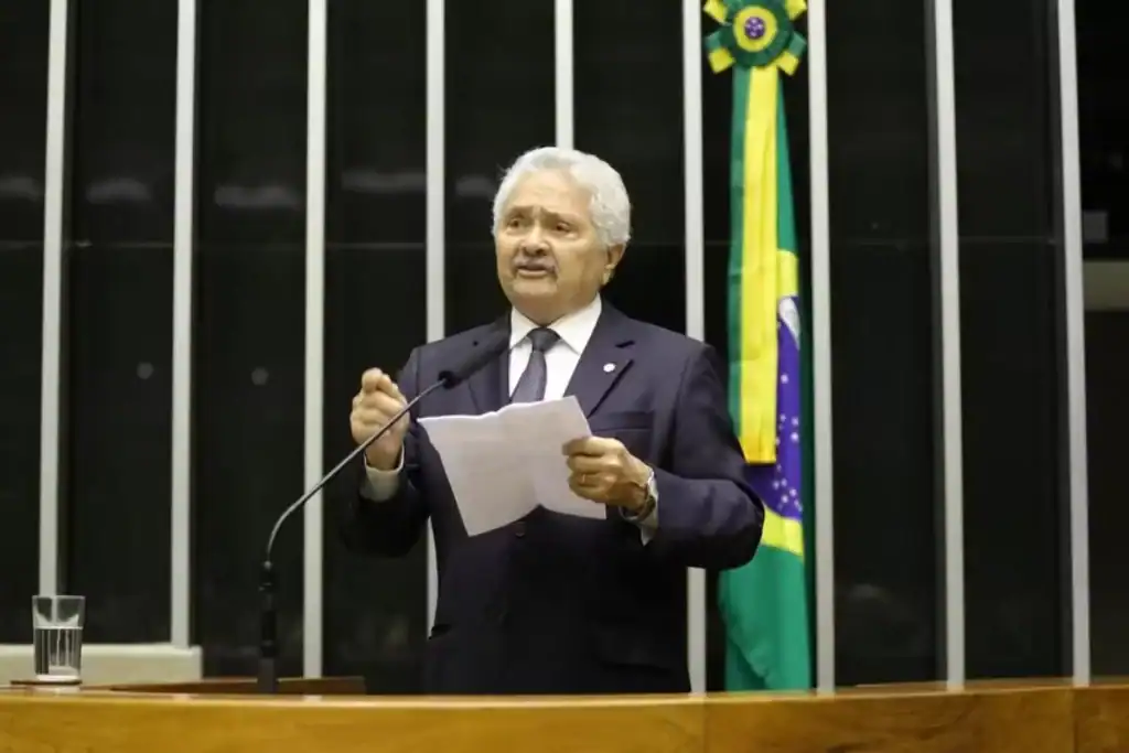 Foto de Elmano Férrer, ex-senador, no Congresso Nacional.