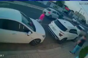 Carro atingido por disparos de arma de fogo em frente à revenda de Bruno Tupinambá, no Alto Santa Maria, Parnaíba.