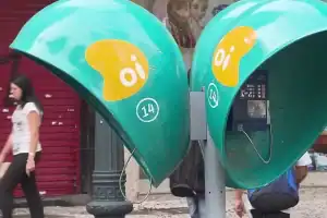 Orelhão amarelo abandonado, símbolo da antiga rede de telefonia da Oi.