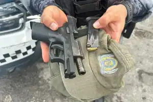 Policiais da Força Tática prendem homem em um bar no bairro Renascença, Teresina