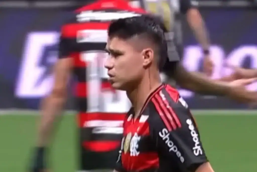 Jogador Bruno Henrique, do Flamengo, comemora gol de empate contra o Atlético-MG na Arena MRV.