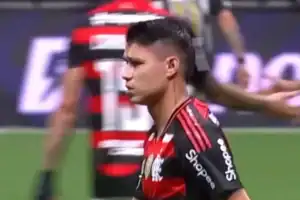 Jogador Bruno Henrique, do Flamengo, comemora gol de empate contra o Atlético-MG na Arena MRV.
