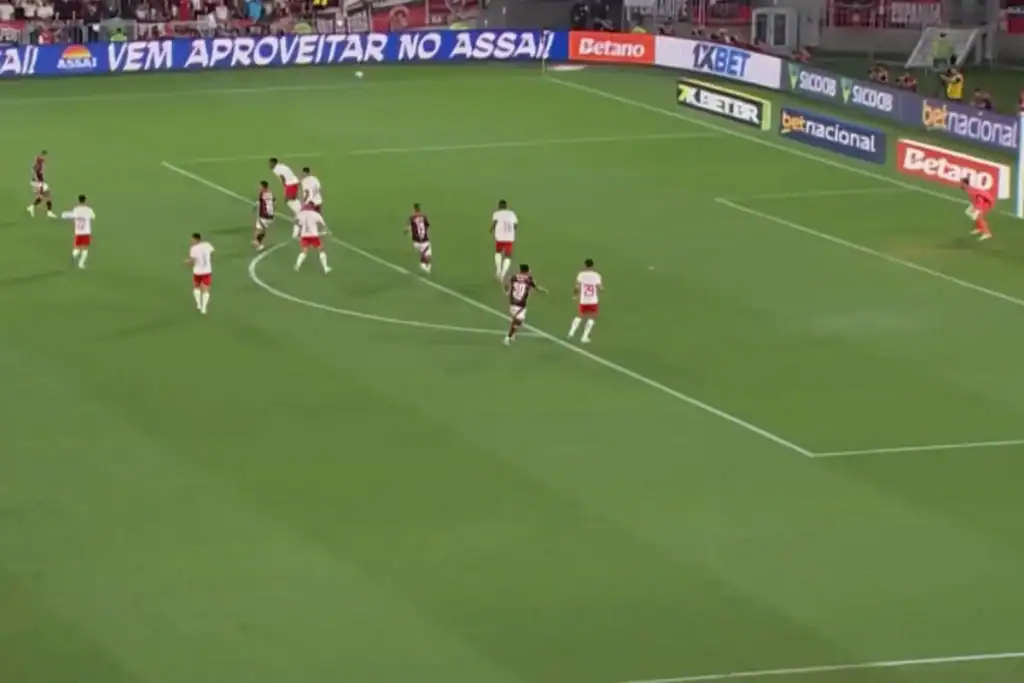 Jogador do Flamengo, Arrascaeta, chuta cruzado e marca o primeiro gol da vitória de 3 a 0 sobre o Bragantino no Brasileirão.