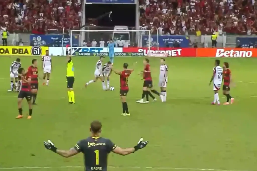 Jogadores do Flamengo comemoram gol contra o Sport na Arena Pernambuco